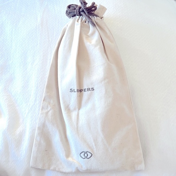 UNISEX TRAVEL SLIPPERS with POUCH - Picture 2 of 3